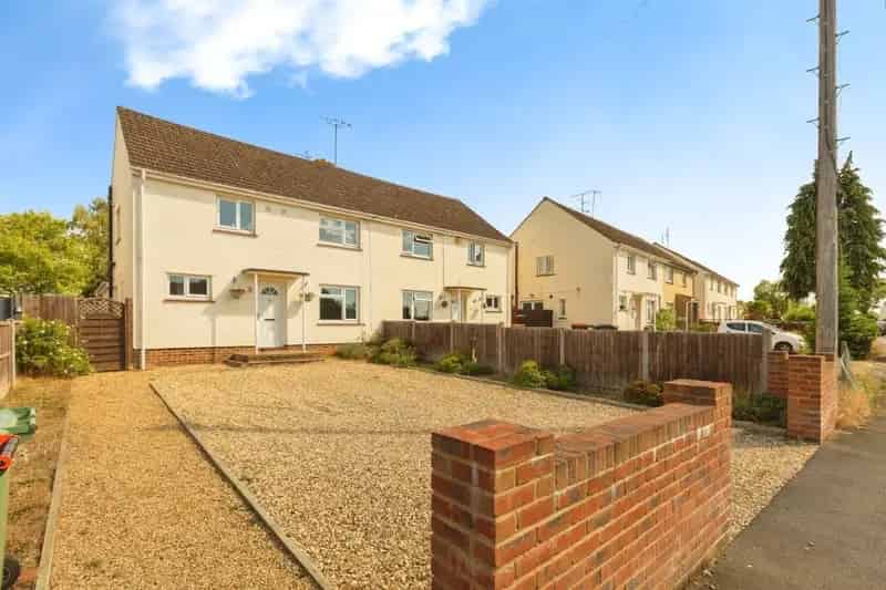 Four Bedroom Semi Detached House With Vaulted Ceiling Kitchen