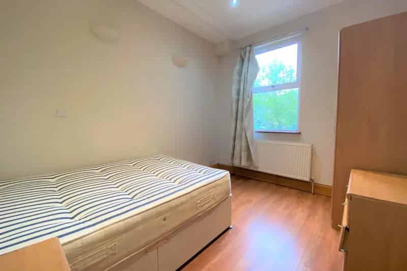 Spacious 3 Bedroom Flat near Tooting Bec Station