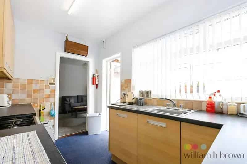 3 Bed End Terrace House Near Public Transport and Parks