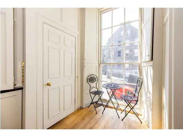 1 Bedroom Flat for Sale in Edinburghs New Town