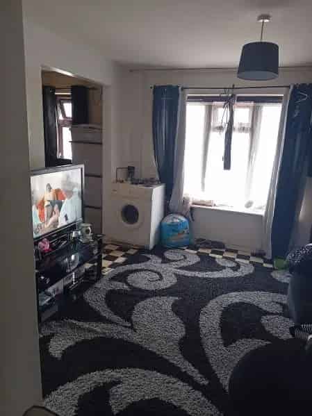 1 Bed Studio Flat Near Town Center Pets Allowed Parking
