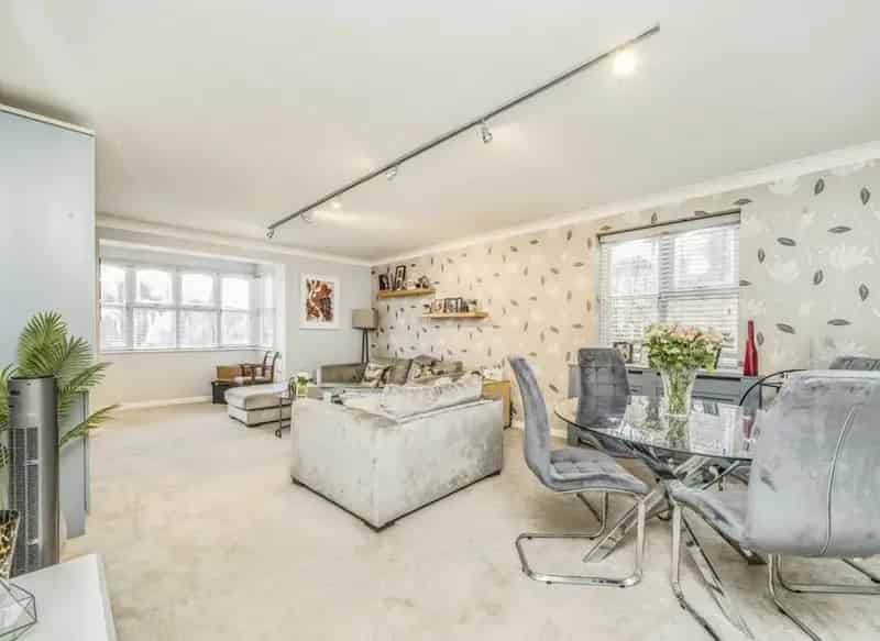 Spacious 2-Bed 2-Bath Apartment Near Transport Links