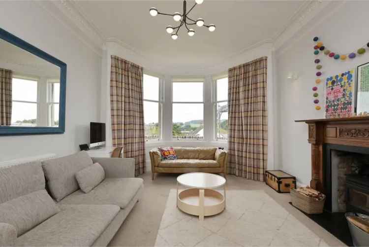 3 Bed Flat - Maindoor with 1 Reception Room