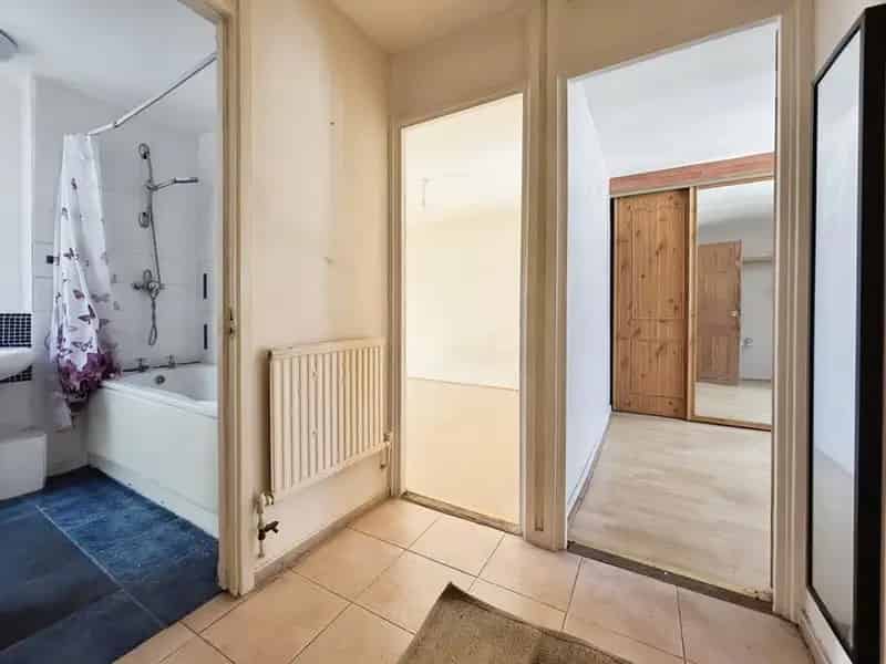 1 Bedroom Flat for Sale London E13 - Renovation Project