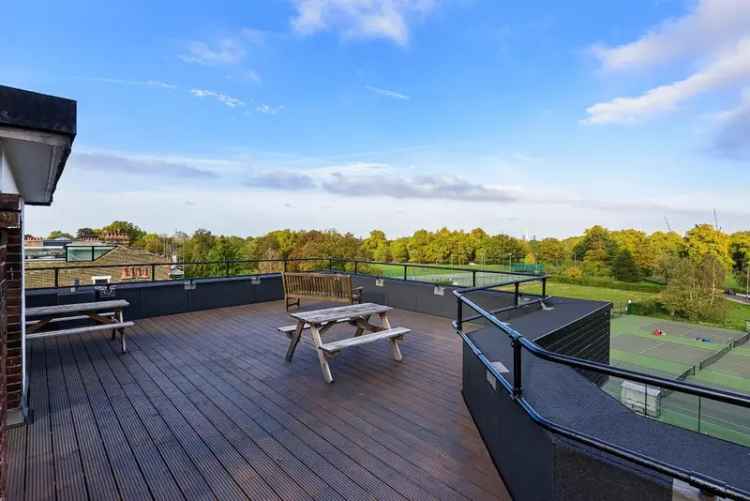 2 Bed Apartment near Clapham Common with Pool Gym and Parking