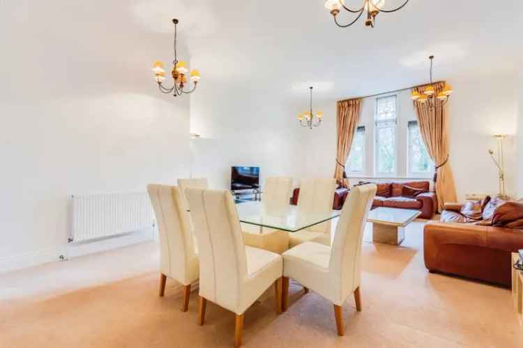 Spacious 4-Bed Penthouse Apartment with Modern Kitchen and En-Suite