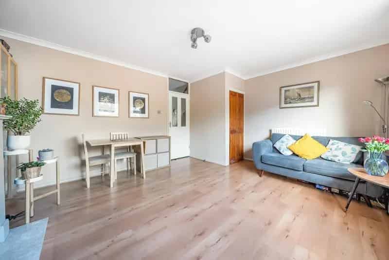 2 Bedroom Apartment near Catford Station with Private Garden