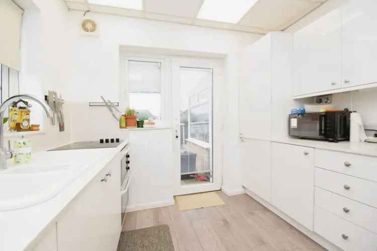 2 Bed House with Conservatory and Driveway