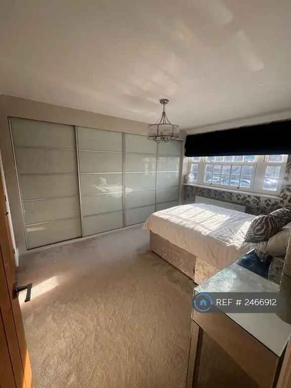 1 Bedroom House Share Ensuite Room Available May 1st 2025