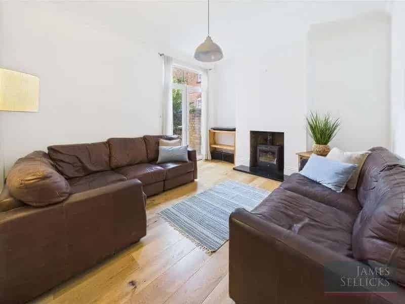 4 bed house for sale