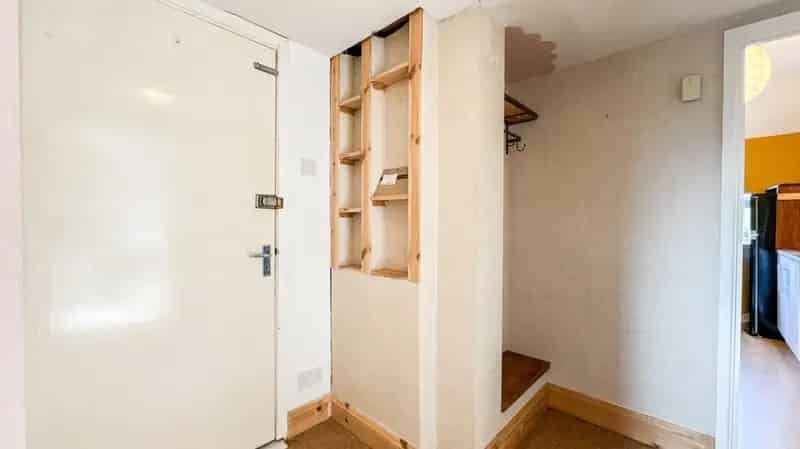 1 Bedroom Top Floor Apartment To Let
