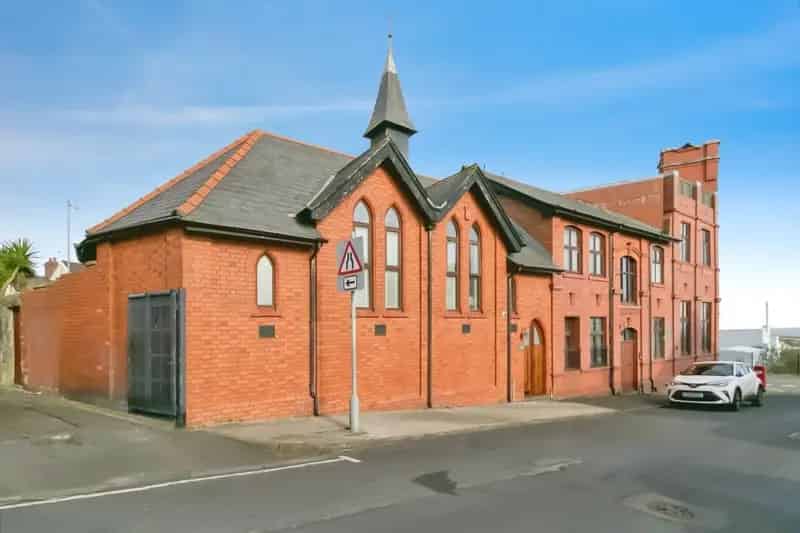 1 Bedroom Flat Converted Chapel Freehold Open Plan Near Train Station