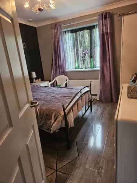 1 Bed Ground Floor Flat Wheelchair Accessible Near Shops and Station