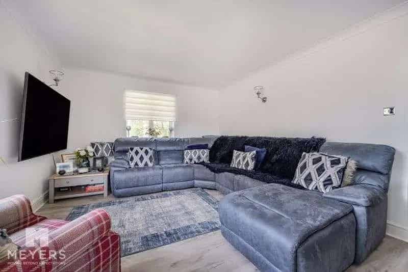 2 Bed Flat for Sale Ferndown - Newly Renovated