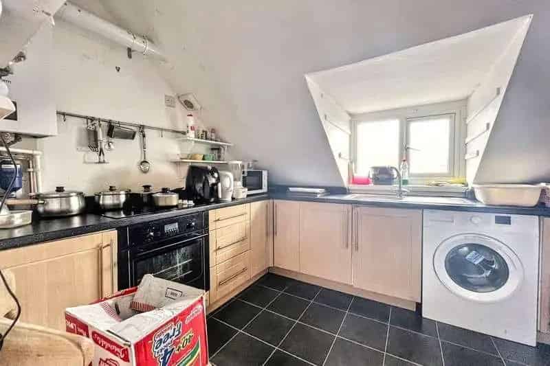 2 Bed Top Floor Flat for Sale near Southbourne Grove