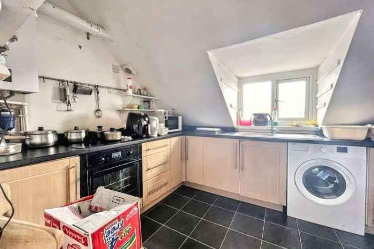 2 Bed Top Floor Flat for Sale near Southbourne Grove
