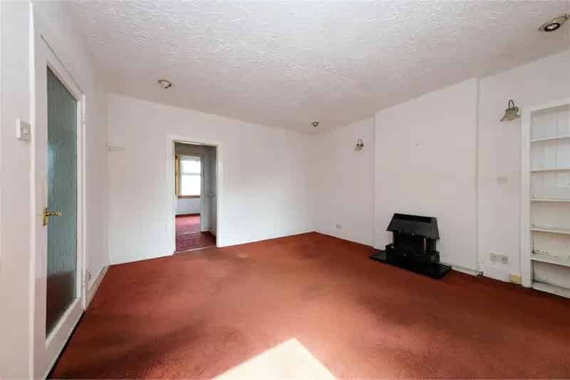 2 Bed Ground Floor Flat Kelty - Modernisation Opportunity