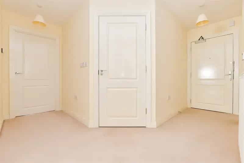 2 Bedroom Flat for Sale Near East Surrey Hospital