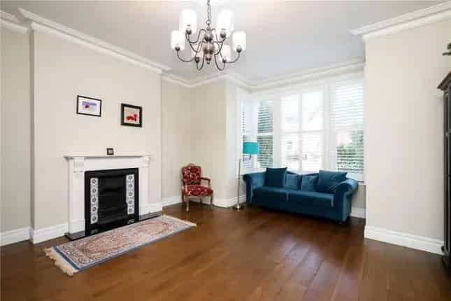 5 Bedroom Semi-Detached House for Sale in London W3