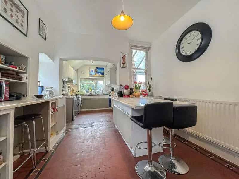 4 bed house for sale