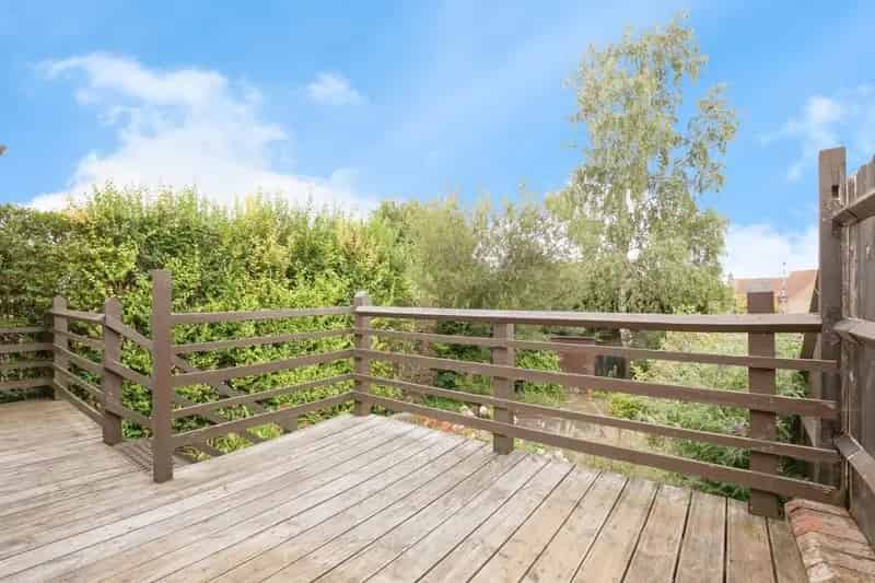 Spacious 3-Bedroom Semi-Detached House with Garden and Driveway Parking