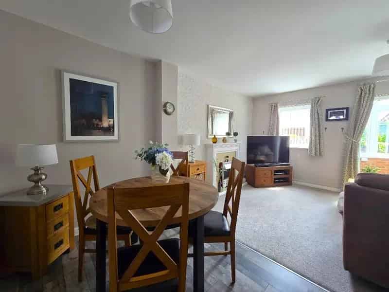 3 Bedroom Semi-Detached House to Rent