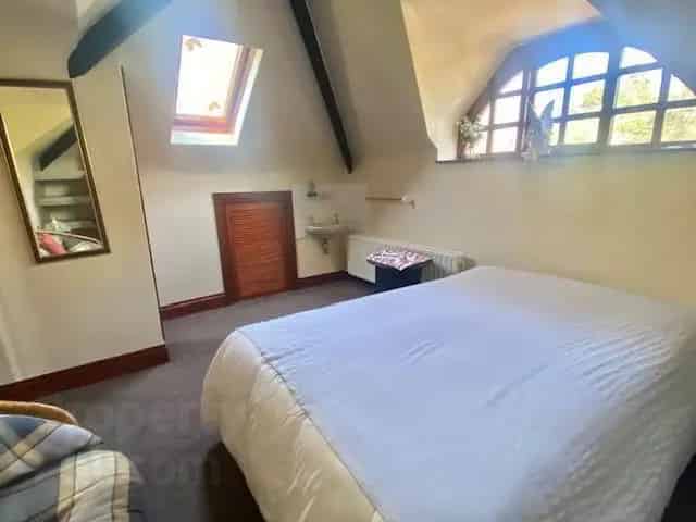 3 Bed Detached Chalet Bungalow with Large Garden and Stables