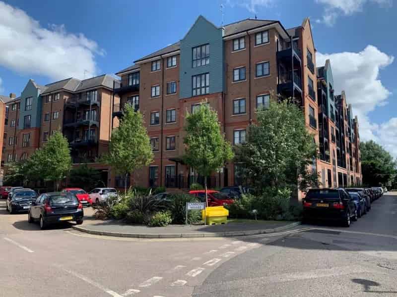 Modern 2-Bed Apartment in Canons Wharf Near Mainline Station
