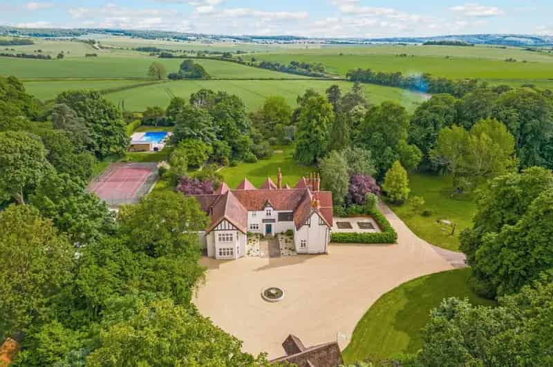 6 Bedroom Detached House for Sale