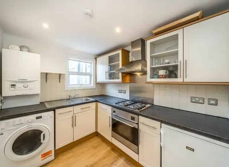 Two Bedroom Flat Brixton Clapham Spacious Skylight Wooden Floors