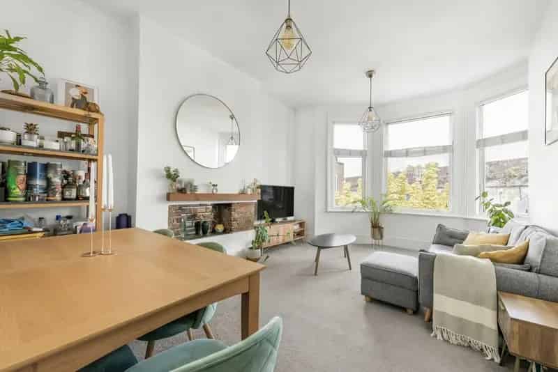West Hampstead Property Near Jubilee Overground Thameslink Stations