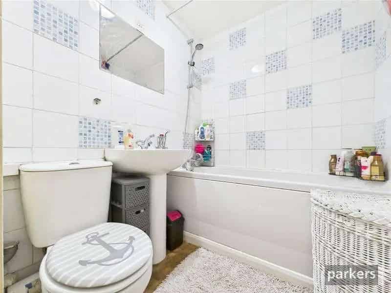 2 Bed Flat for Sale with Garage and Parking