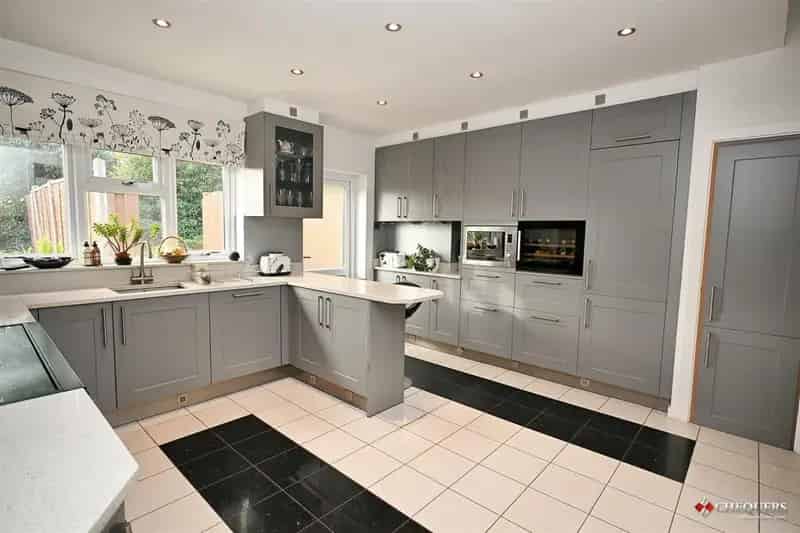 3 Bedroom Detached Bungalow For Sale Town Centre