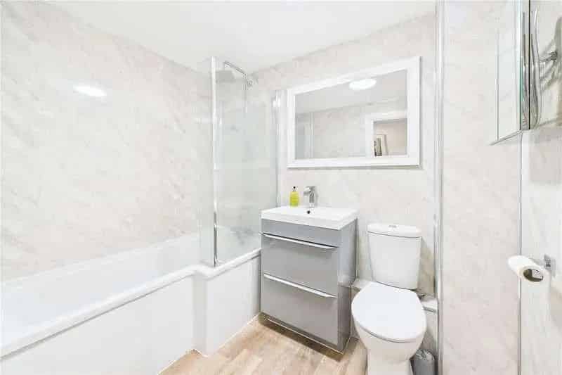 2 Bed Flat for Sale Three Bridges