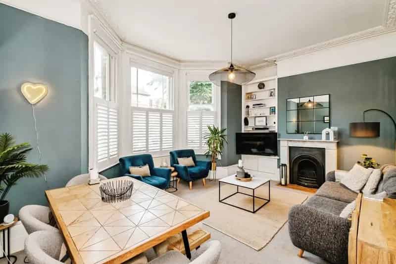 Spacious 2-Bedroom Flat near Hove Station