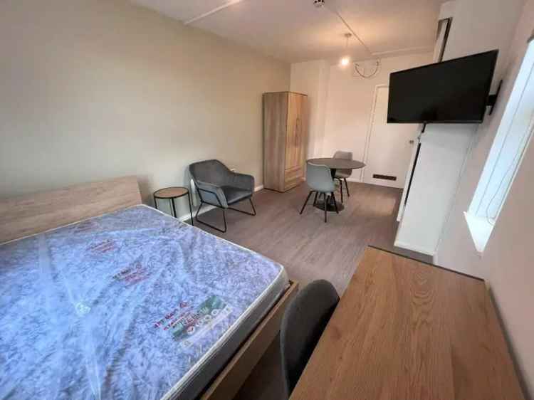 Studio Flat near City Center with Private Courtyard