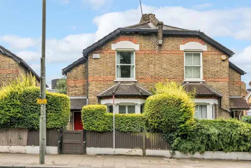 2 Bedroom Semi-Detached Cottage in Beckenham