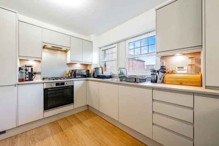 Bright 2-Bed Modern Apartment with En-Suite and Parking