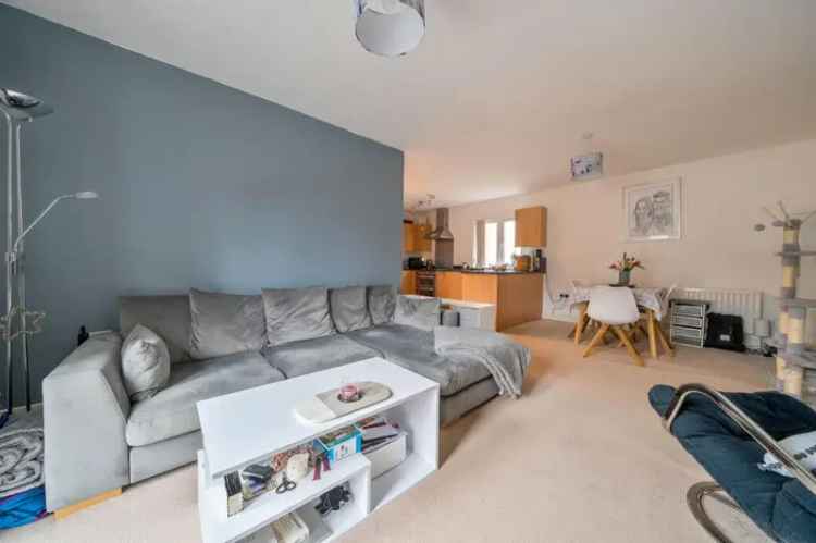 Two-Bedroom Apartment in Skippetts Gardens Basingstoke