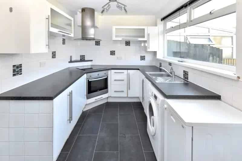 Three Bedroom End Townhouse Near Leeds City Centre