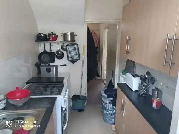 3 Bedroom Flat Near Train Station and Queen's Hospital