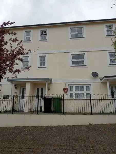 Four Double Bedroom House with Three Bathrooms and Large Garden