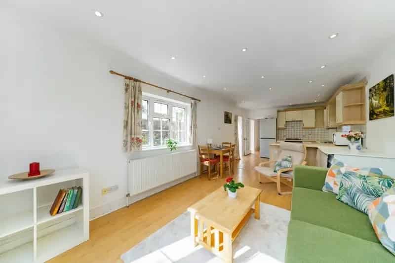 2 Bedroom Flat to Rent - Private Garden - Willesden Green