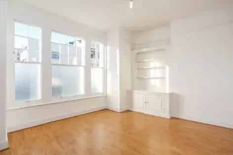 2 Bedroom Flat 93m² London Refurbished Garden Near Tooting Bec Common
