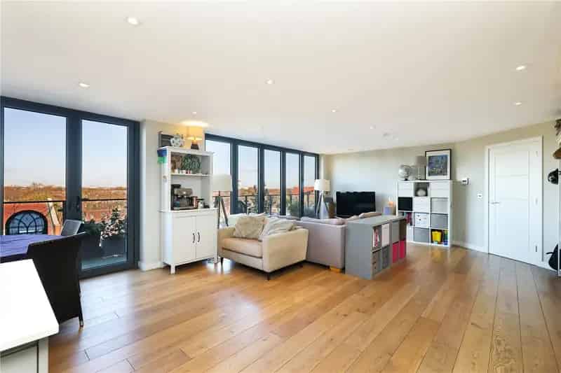 3 Bedroom Penthouse Apartment in London