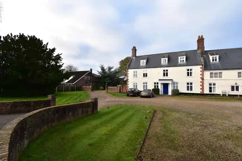 2 Bed Grade II Listed Apartment For Sale