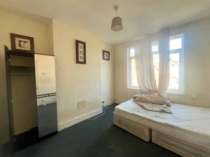1 Bedroom Flat For Sale Needs Modernisation Great Potential