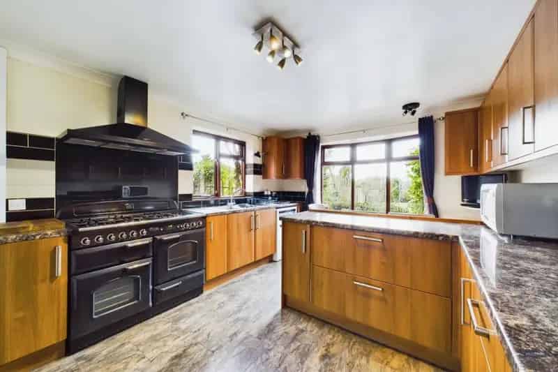 5 Bedroom Detached House For Sale in Swaythling