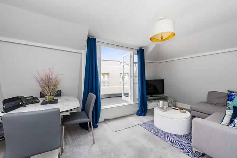 2 Bedroom Seafront Apartment Brighton - Turn-Key Second Home