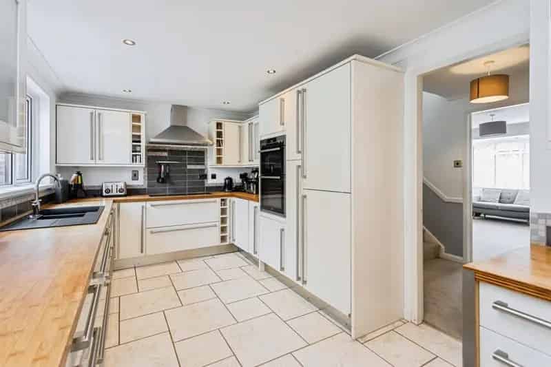 Spacious Four Bedroom Detached Family Home Near Bedelands Nature Reserve